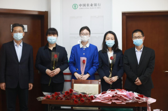 連心物業(yè)駐德州農行項目開(kāi)展“三八婦女節獻花送祝?！敝黝}活動(dòng)